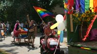 Pride Wendland mit schwulen Teilnehmern mit Regenbogenflaggen