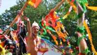 Pride Wendland schwuler Demonstrant auf bunt geschm&uuml;cktem Trecker-Anh&auml;nger