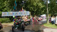 Pride Wendland Demo-Zug mit Banner in Salderatzen