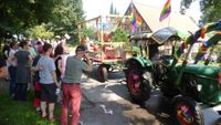 Pride Wendland Regenbogen Trecker-Gespann mit queeren Demonstranten