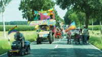 Pride Wendland rainbow Treckergespann auf Bundesstra&szlig;e