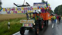 CSD Wendland Regenbogen Trecker mit Banner